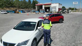 Bolvadin’de trafik güvenliğini sağlayan jandarma ekipleri görev başında