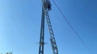 Elektrik direğine tırmanan elektrikçi akıma kapılarak yaşamını yitirdi