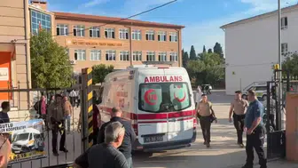 Manisa'da okul önünde silahlı saldırı: Yaralı öğrenciler var
