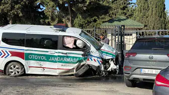 Silivri’de jandarma aracı ile sivil araç çarpıştı: 3 yaralı
