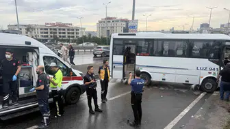 Avcılar D-100 yan yolda midibüs kazası: sağlık ve polis ekipleri olay yerine sevk edildi
