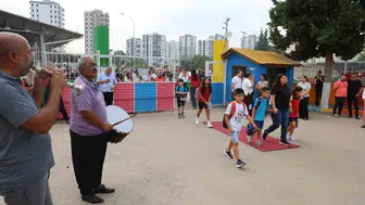 Kozan'da minik öğrenciler davul zurna eşliğinde okula başladı