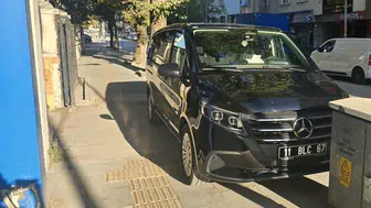Bilecik'te resmi plakalı aracın kaldırımı işgali yayaların tepkisini topladı