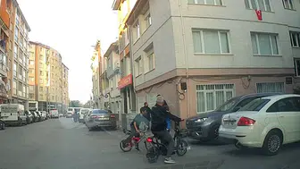 Eskişehir'de bisikletli çocuk ani dönüşle kazadan kurtuldu
