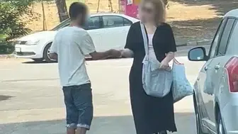 Sokak ortasında uçucu madde kullanan şahıs kadının yolunu kesti