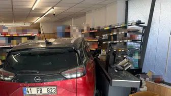 Kocaeli'de otomobil yanlışlıkla markete girdi: Yaralı yok
