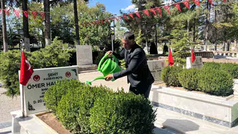 Başsavcı Aydın Tuncay, şehit Ömer Halisdemir’in kabri başında dua etti