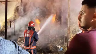 Sakarya'da samanlık yangını: Dumandan etkilenen 4 kişi hastaneye kaldırıldı