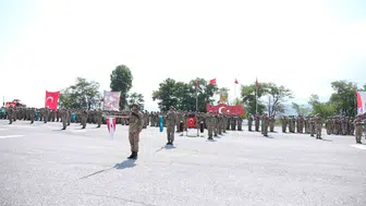 Tatvan'da yeni komutan ataması: Sancak ve komuta devir teslim töreni yapıldı