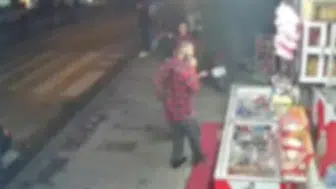 Gaziosmanpaşa'da taciz iddiası üzerine darp olayı güvenlik kamerasına yansıdı