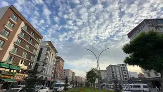 Yüksekova’da nadir görülen sirrokümülüs bulutları ilgi çekti