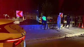 Kayseri'de oto kazası: Kaldırıma çarparak duvarı aşan araç millet bahçesine girdi
