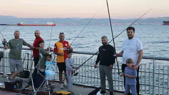 Eskihisar’da babalar ve çocuklar keyifli bir balık tutma etkinliği gerçekleştirdi