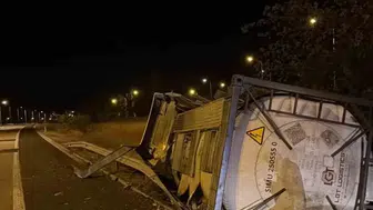 Havsa'da kimyasal madde yüklü tır devrildi: Sürücü hafif yaralı