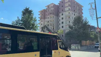 Küçükçekmece'de yıkım esnasında bina kontrolden çıktı