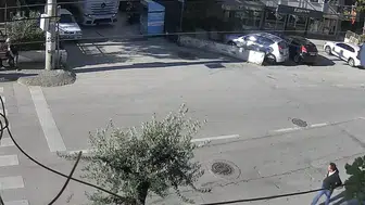 Bursa'da tır, dar sokakta dönüş yaparken giysi kutusuna çarptı