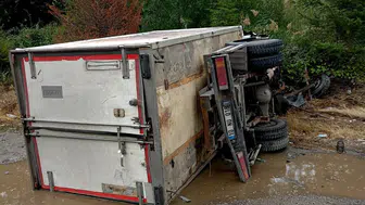 Uşak’ta kamyonet, otomobile çarptı: 3 ağır yaralı