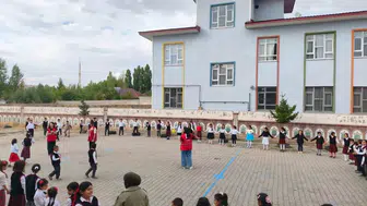Patnos’ta Kızılay gönüllüleri öğrencilerle bir araya geldi