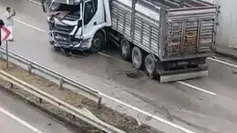 Yağışlı havada kaygan yolda tır devrildi: Sürücü hastaneye kaldırıldı