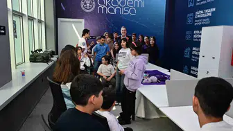 Akademi Manisa'da gençlere robotik ve mühendislik deneyimi sunuldu