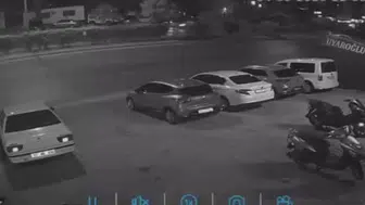 Direksiyon hakimiyetini kaybeden Tofaş, oto galerideki araçlara çarparak durabildi