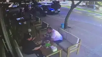 Kontrolden çıkan minibüs kafeye dalarak ölümcül bir kazaya neden oldu