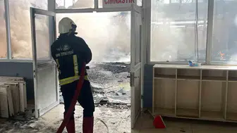 Yıkım çalışması yapılan spor merkezinde yangın çıktı