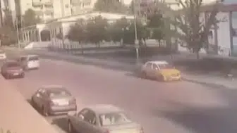 Diyarbakır'da seyir halindeki otomobil park halindeki taksiye çarptı