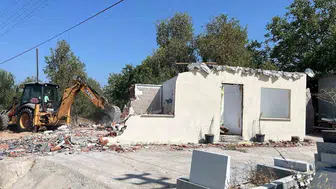 Ezine'de kaçak yapı yıkım süreci hız kazandı