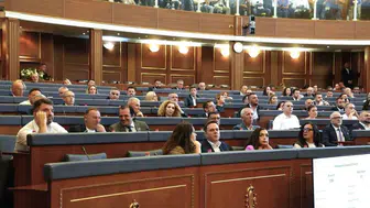 Kosova Meclisi'nde yeniden başkanlık koltuğuna oturan Albulena Haxhiu