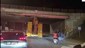 Üst geçide sıkışan iş makinesi yüklü tır trafiği aksattı