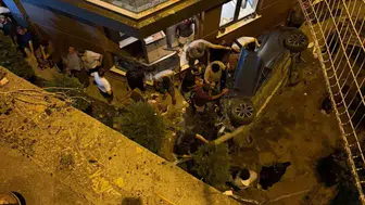 Alkollü sürücünün aracının 3. katı aşarak bahçeye düşmesi güvenlik kameralarına yansıdı