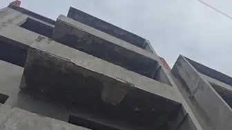 Karacabey'de yıkılma riski taşıyan bina mahalleyi endişelendiriyor
