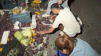 İzmir'de yolda mahsur kalan pazar esnafına komşu dayanışması