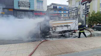 Van'ın İpekyolu ilçesinde park halindeki kamyonet yandı