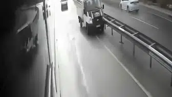 Çankırı'da virajı alamayan kamyonet spin attı, anlar kamerada kaydedildi