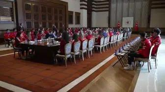 Recep Tayyip Erdoğan, voleybol takımlarını Cumhurbaşkanlığı Külliyesi'nde ağırladı