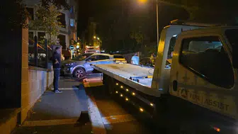 Sürücü fren yerine gaza basınca kütüphaneye çarptı