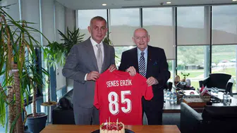 Futbol dünyası Şenes Erzik'in 85. yaşını kutladı