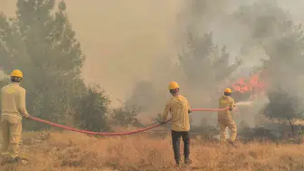 Aksu'daki orman yangınına havadan müdahale sürüyor