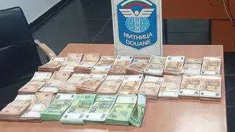 Sınırda ele geçirilen döviz miktarı 81 bin 385 euro ve 19 bin 750 dolar