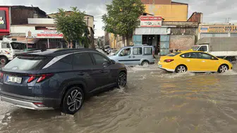 Uşak’ta etkili yağışlar yolları kapatırken vatandaşlar zor anlar yaşadı