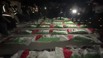Gazze'de yıkılan evlerin enkazından çıkarılan 100 Filistinli için cenaze töreni düzenlendi