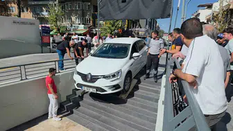 Kütahya'da ilginç kaza: Otomobil marketin merdivenlerine asıldı