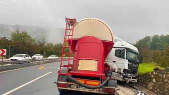 Kaygan yolda tır makasladı, sürücüsü hastaneye kaldırıldı