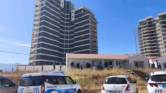 Denizli'de işçiler inşaat çatısında eylem yaparak ücretlerini talep ediyor