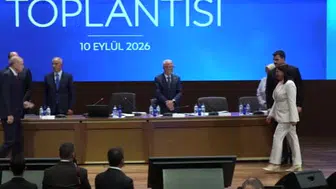 Cumhurbaşkanı Erdoğan, belediye başkanlarına AK Parti rozetlerini taktı