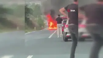 Arnavutköy'de seyir halindeki taksi alevlere teslim oldu