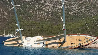 Bodrum'da kayalıklara çarpan guletin ekipleri kurtarıldı