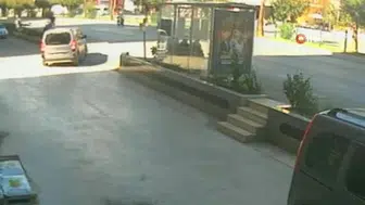 Antalya’da otomobilin yayaya çarpması sonucu 3 kişi yaralandı